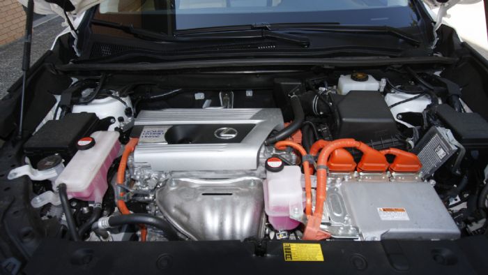 Ο βενζινοκινητήρας υποβοηθιέται από τους ηλεκτροκινητήρες για να μειώσει τις απαιτήσεις σε καύσιμο, αλλά και να κινήσει με σχετική άνεση το βαρύ NX.